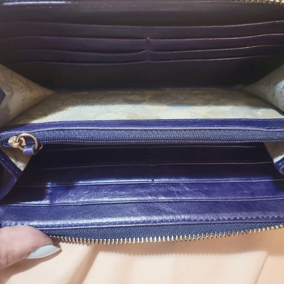 Elliott Lucca Handbag and Wallet - Picture 10 of 15